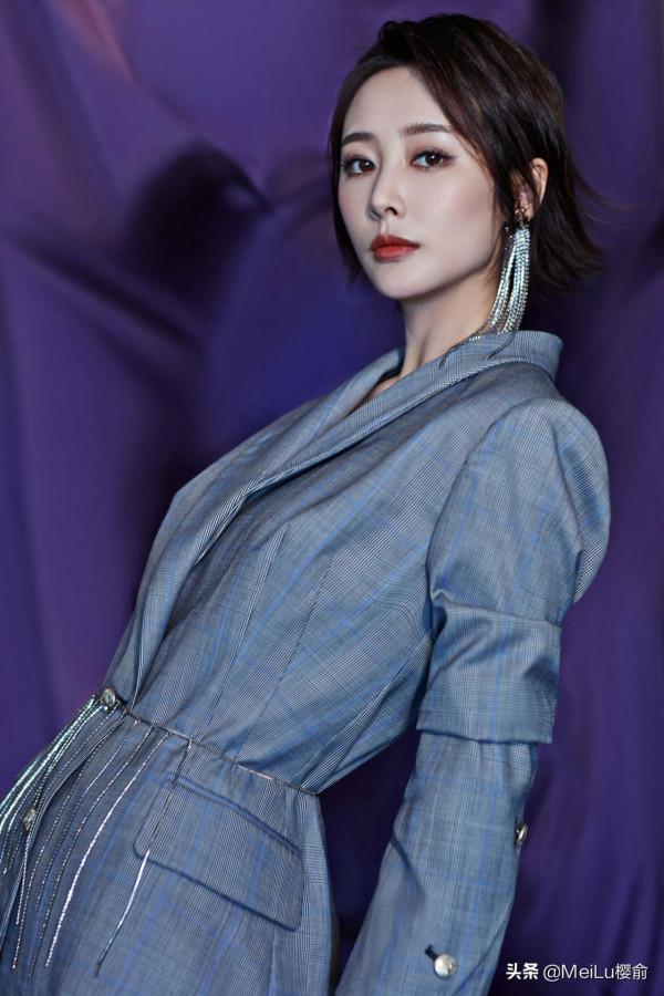 李純氣場不俗，成熟優雅的氣質感，盡顯嫵媚動人