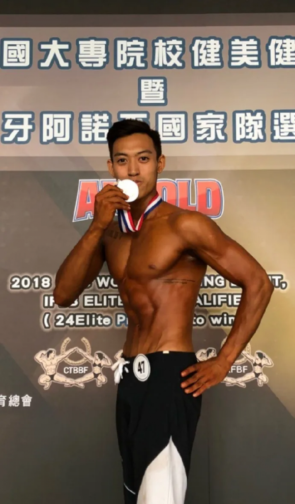 “肌肉奶爸”秀身材，大胸肌、麒麟臂，這樣的奶爸夠型男