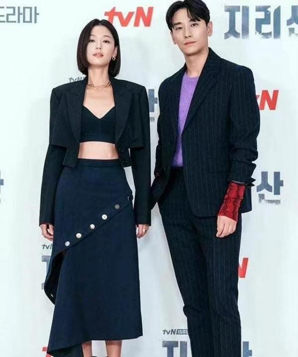 全智賢換了髮型更有氣場,穿一身黑秀身材,有誰不心動 全智賢換了髮型更有氣場,穿一身黑秀身材,有誰不心動