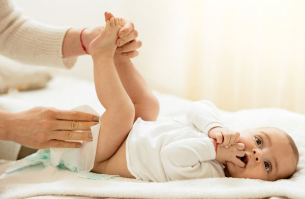 寶寶吐奶光拍嗝沒有用！媽媽要學會用6招來預防更有用