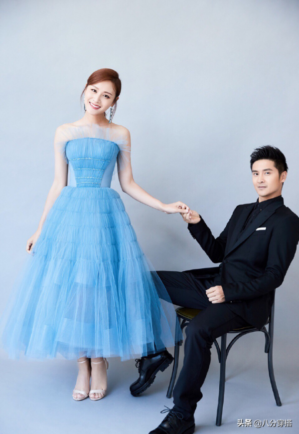 葉一茜真是氣質女神，灰色大衣配喇叭褲優雅大氣，不像奔四的人