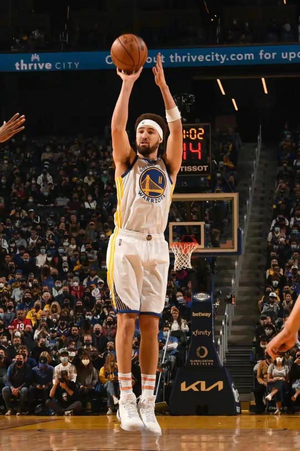 戴維斯歸隊後詹姆斯打替補中鋒；湯普森迴歸日創造歷史收視紀錄