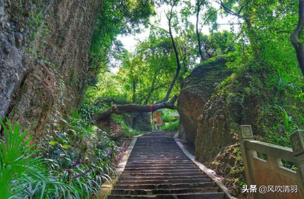 四川隱藏一座“仙山”，李白都讚歎如畫中來，山峰由鐵索緊緊相連