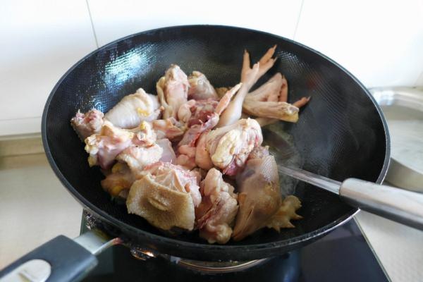 東北特色美食:小雞燉蘑菇!詳細做法來了,附帶步驟圖,趕緊收藏 東北特色美食:小雞燉蘑菇!詳細做法來了,附帶步驟圖,趕緊收藏