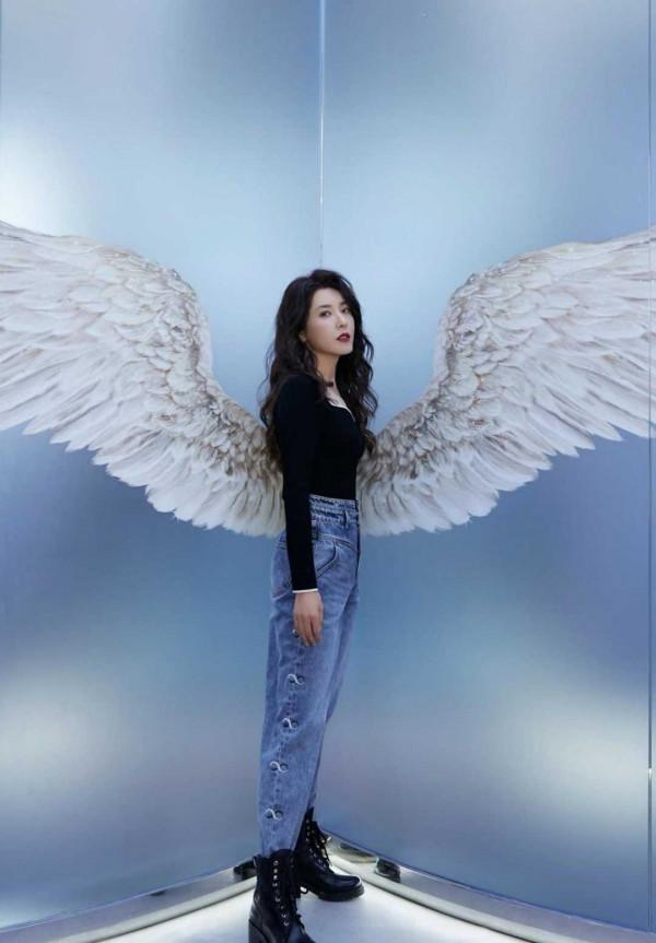 曾黎又驚豔了,穿牛仔褲塞一截到馬丁靴,照穿甩朋友圈的人幾條街 曾黎又驚豔了,穿牛仔褲塞一截到馬丁靴,照穿甩朋友圈的人幾條街