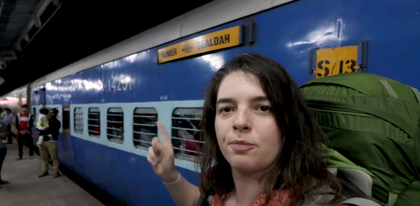 美國夫婦乘坐印度火車，買了二等座，一路上差點把隔夜飯吐出來