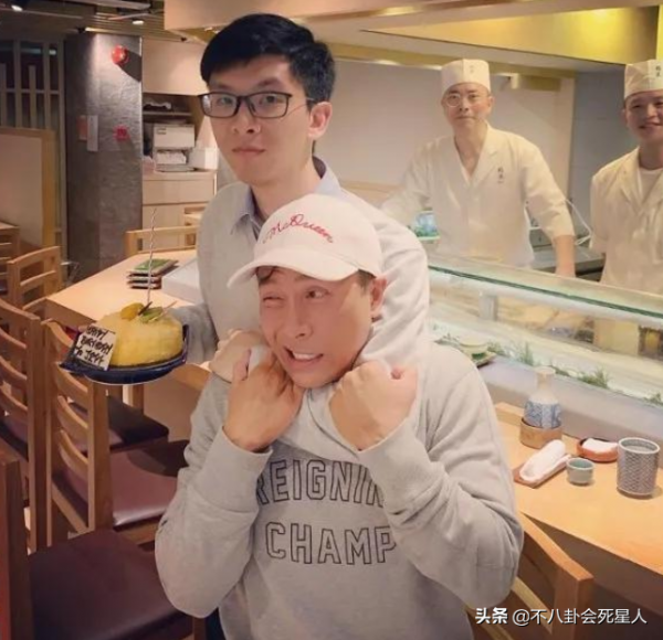 同爸不同命的星二代，成龍兒子開百萬豪車，女兒住百元賓館