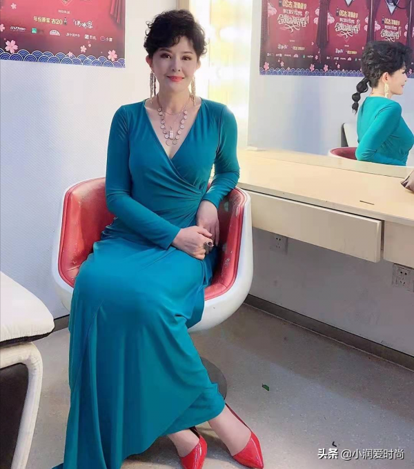 56歲田岷老了好時髦，穿印花裙戴珍珠耳環不俗氣，微胖也美得端莊