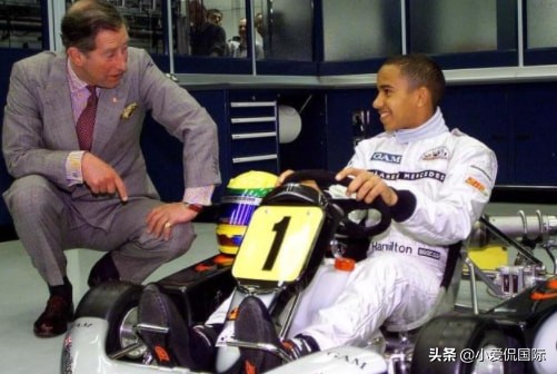 無懼傳言，查爾斯高調為漢密爾頓冊封，他難藉此擺脫賣官鬻爵醜聞