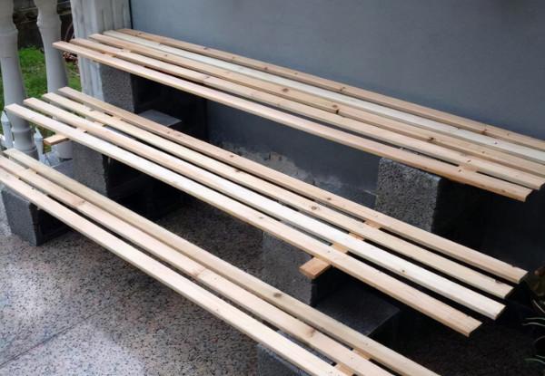 裝修剩的木板棄之可惜，留著佔地，不如改造成花架，美觀又大方