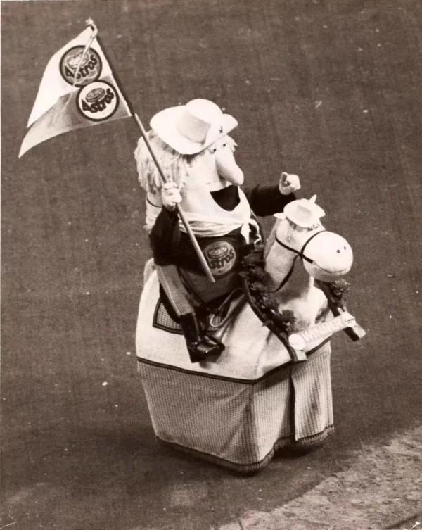 「MLB吉祥物」去西雅圖看球可得小心它的奶油炸彈