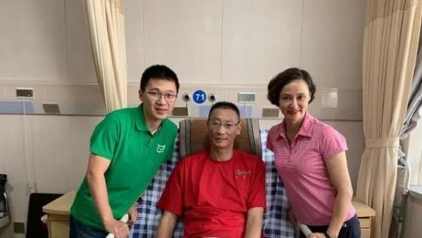 癱瘓4年男排鄭亮近況：邊直播邊掙護工費，取名&OpenCurlyDoubleQuote;正能亮&rdquo;