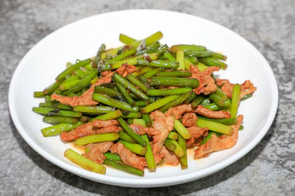 炒蒜薹，直接下鍋是不行的，要想蒜薹翠綠又脆嫩，還得多做1步