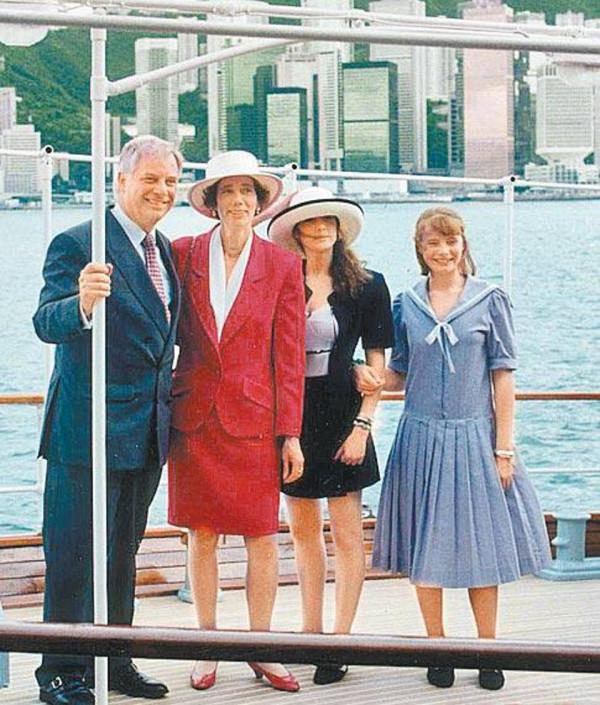 24年前香港迴歸儀式上，末代港督神色落寞，三個女兒更是哭成淚人