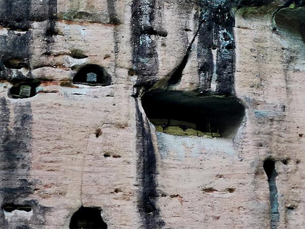 貴州背屍人：徒手將棺材背上懸崖，三天不吃不睡，峭壁上全是棺材