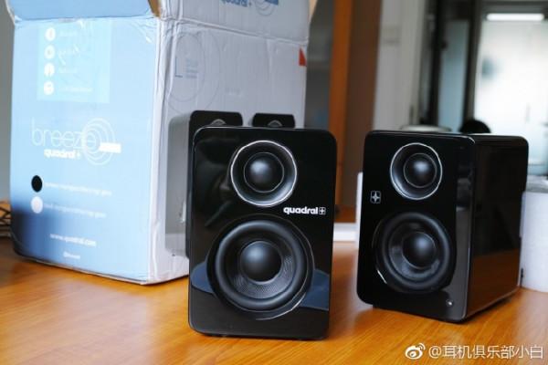 辦公桌上曾用過和仍在用的幾對小喇叭