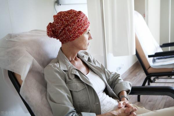 阿茲海默症老人患癌17年復發住院，醫護人員紛紛向家屬豎起大拇指