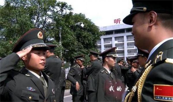 5年過去了,當年在工地上收到大學通知書的搬磚男孩,當上了軍官 5年過去了,當年在工地上收到大學通知書的搬磚男孩,當上了軍官