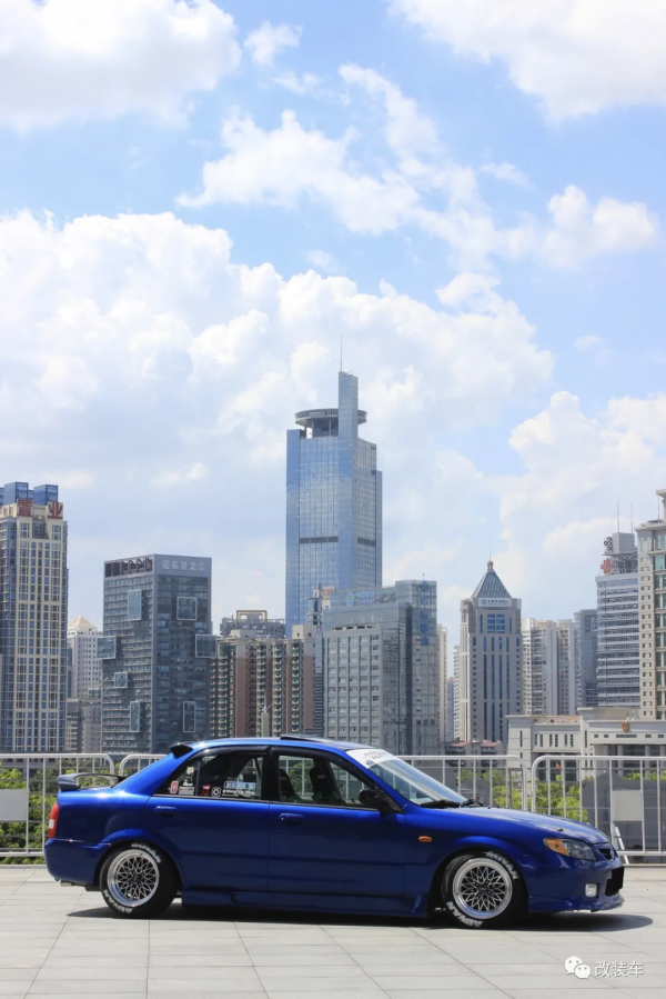 經典的馬自達323依然還有很多人玩，只需7000塊就能買來快樂