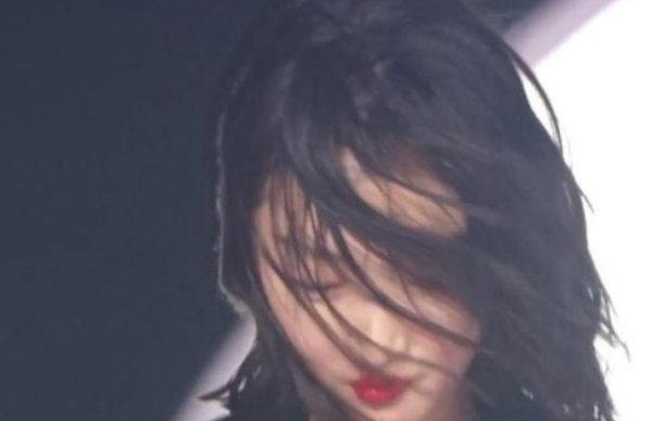 GQ盛典有多尷尬?楊天真蝴蝶結被吹垮,網友:關曉彤快換造型師 GQ盛典有多尷尬?楊天真蝴蝶結被吹垮,網友:關曉彤快換造型師