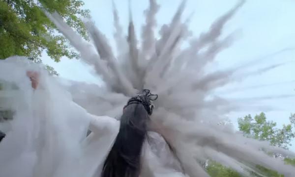 《鏡雙城》顏值造型都被吐槽，陳鈺琪穿鬆糕鞋，李易峰頭套粗糙