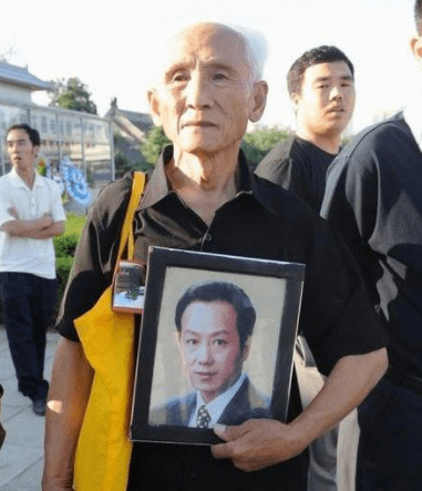 羅京：48歲去世，葬禮現場李瑞英表情痛苦，妻子改嫁兒子留學美國