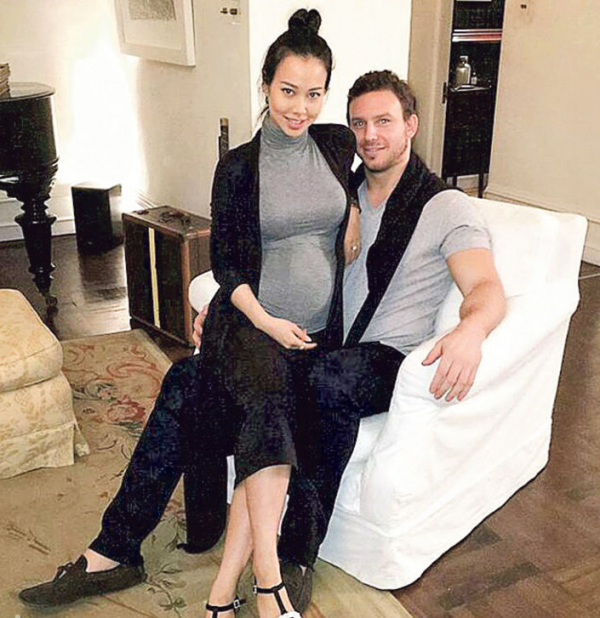 郭晶晶出席時裝秀，與一眾富豪名媛合照穩站C位，40歲凍齡似少女