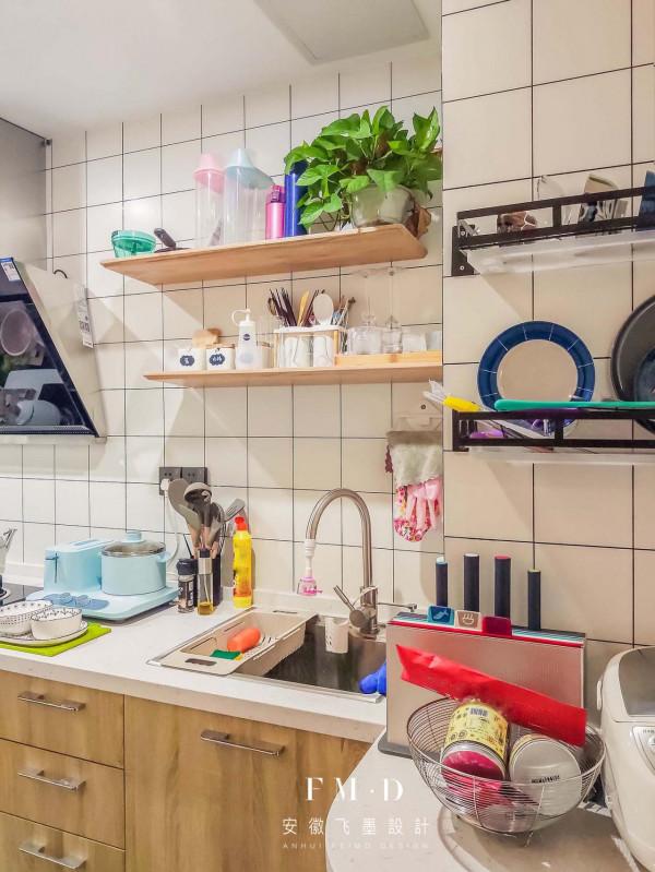 陳卓家的廚房更有看頭，3㎡左右，純靠4個設計做到小面積雜而不亂