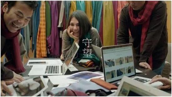 美國白富美紮根藏區17年，把不起眼犛牛毛變成奢侈品，賣出上萬元