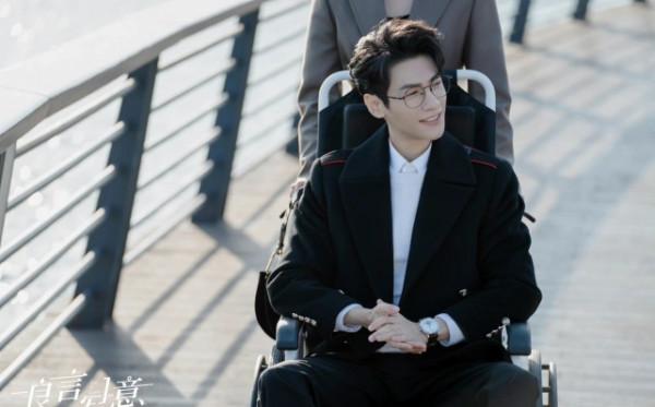 羅雲熙新劇造型引關注，和刑偵小說男主適配度好高，下頜線太優秀