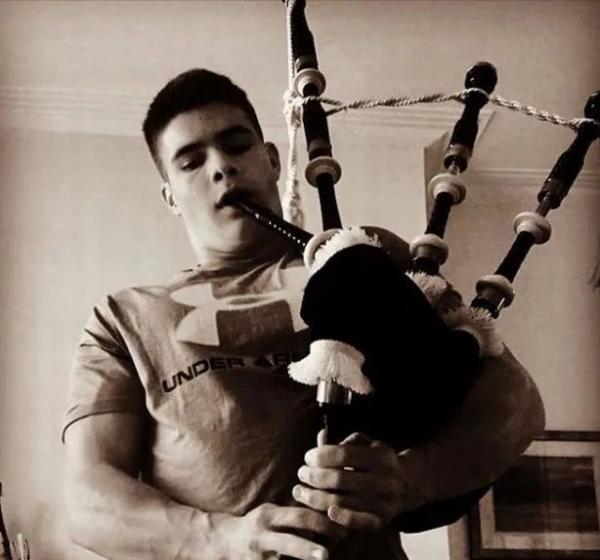 英國王室出了個英俊小哥，女王看好他，有望頂了哈里的缺