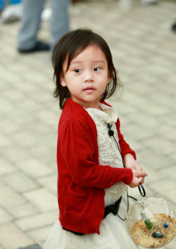 甜馨9歲生日和賈乃亮合影，長頭髮瓜子臉越來越像李小璐，美人坯