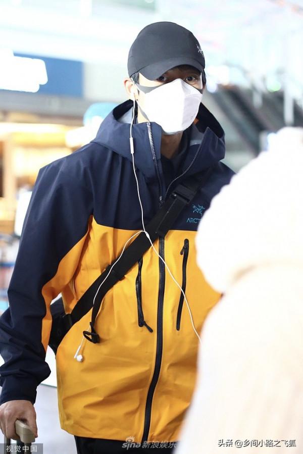婚禮倒計時魏晨現身機場 穿藍黃拼接夾克利落有型