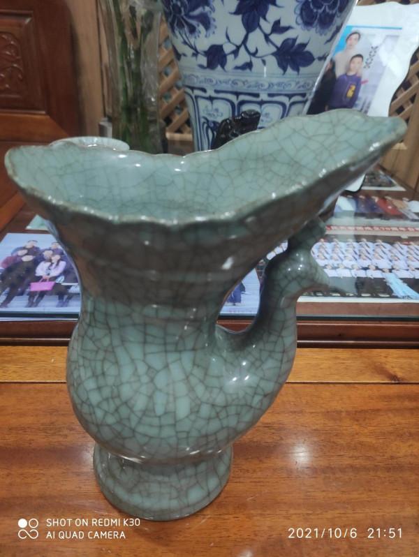 南宋哥窯天青釉孔雀尊欣賞 南宋哥窯天青釉孔雀尊欣賞