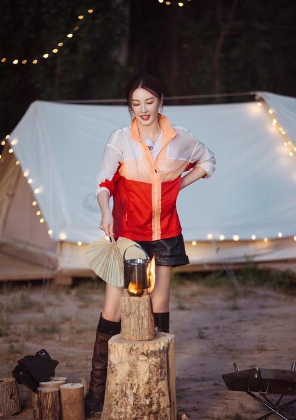 網友歡樂谷偶遇張雨綺，與小孩互動超溫柔，生圖奶油肌零瑕疵