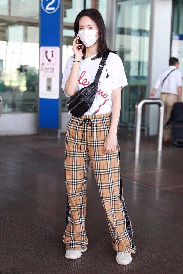 譚維維對襪子是有多愛?整個造型就襪子最搶眼,十分大膽有型 譚維維對襪子是有多愛?整個造型就襪子最搶眼,十分大膽有型