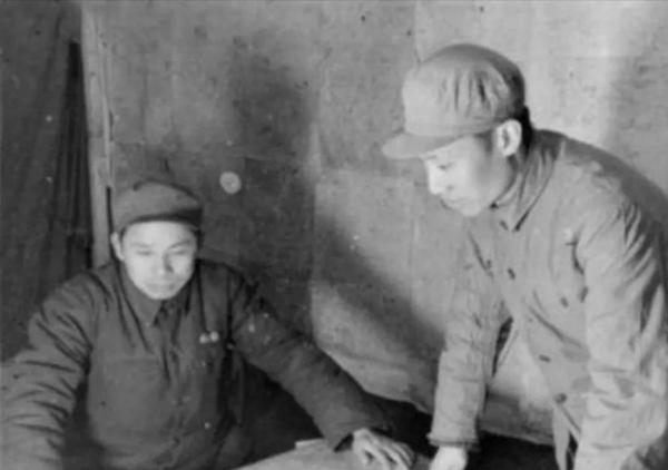 時隔20年,毛主席念念不忘“張瘋子”,授銜儀式上緊緊握住他的手 時隔20年,毛主席念念不忘“張瘋子”,授銜儀式上緊緊握住他的手