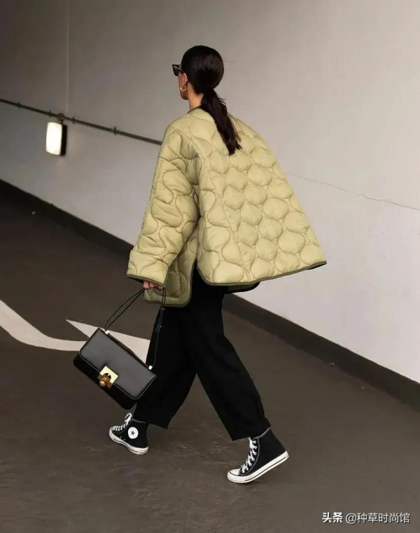 今年流行的奶奶風“毛呢羽絨服”，越土越時髦