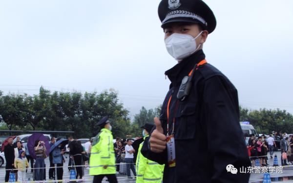 一拐擎盡四載志,藏藍榮沐少年時 一拐擎盡四載志,藏藍榮沐少年時