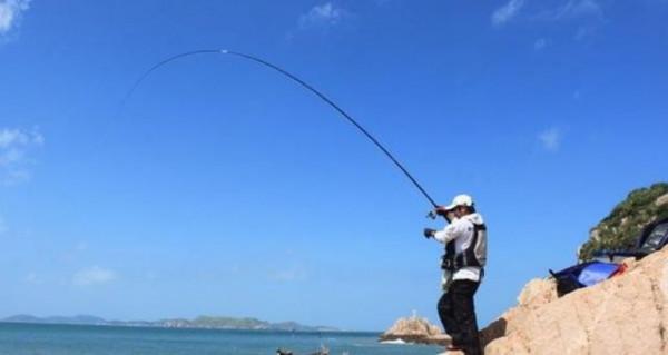 冬季釣魚，兩個方法教你找到魚窩，連桿釣斤鯽