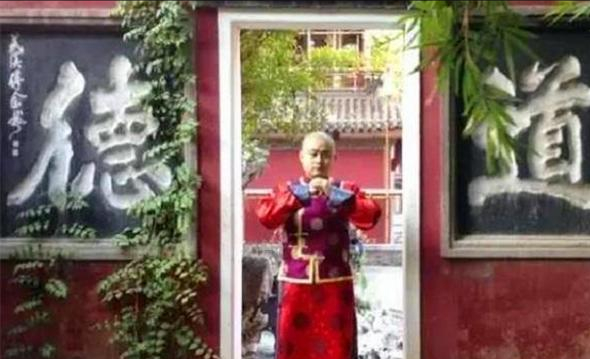 2012年慈禧後人上節目，沉迷“阿哥夢”無法自拔，舞臺上出盡洋相