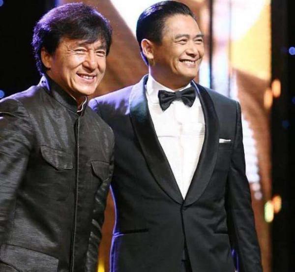 ";節儉影帝";周潤發:身價56億卻用二手機,腳踏15塊人字拖擠公交 ";節儉影帝";周潤發:身價56億卻用二手機,腳踏15塊人字拖擠公交