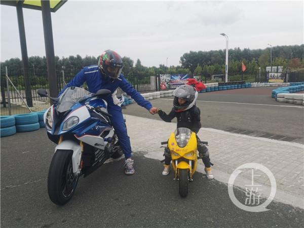 4歲“追風少女”成中國最小摩托車手 還成功帶媽媽“入坑” 4歲“追風少女”成中國最小摩托車手 還成功帶媽媽“入坑”
