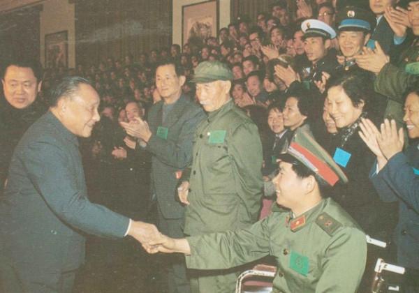 越戰中失去雙腿和左手，退休後展亞平迎來真愛，今女兒考上公務員