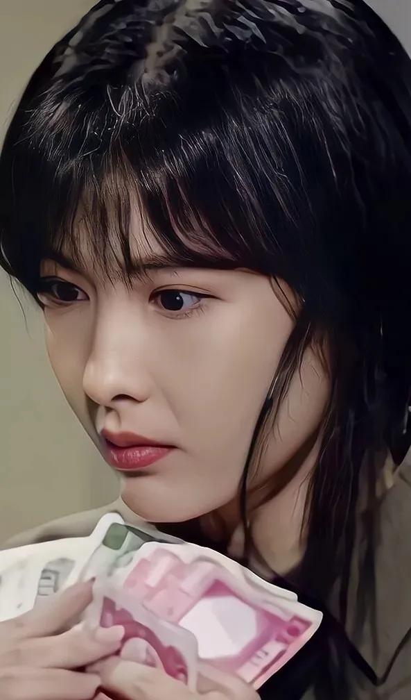 年輕時候的周慧敏也是一個大美人兒，長相給人一種很舒服的感覺