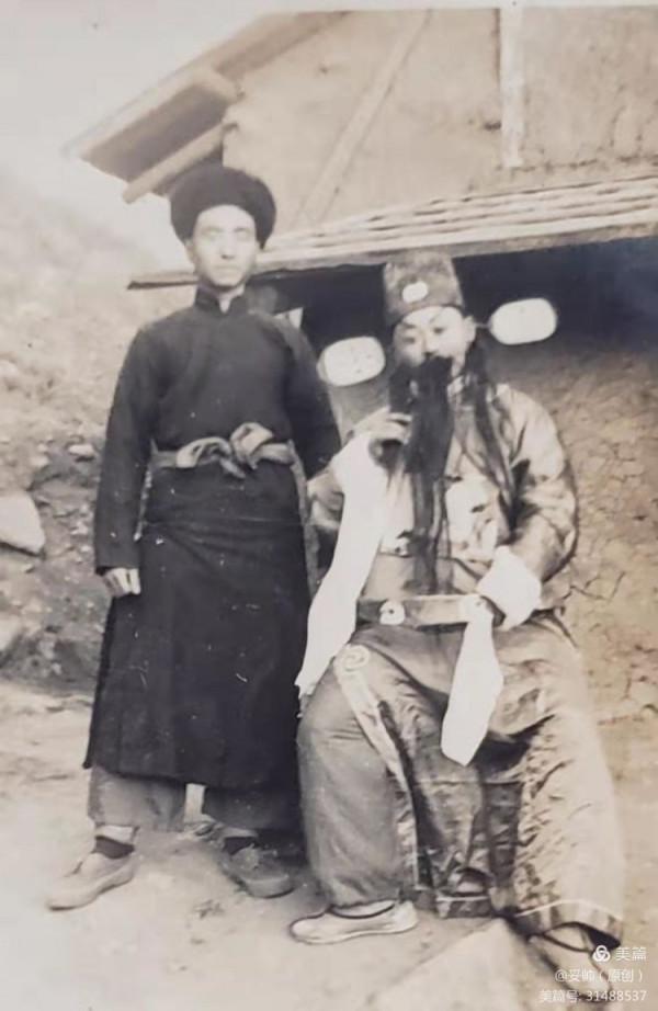 「抗美援朝」父親在坑道口與志願軍戰友們拍的合影