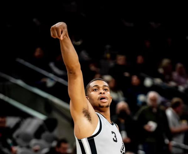 國王復仇馬刺！近三戰20+7，馬刺29號秀打出來了，國王該交易後場