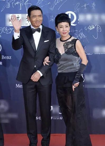 周潤發和陳薈蓮攜手亮相,穿黑色西裝+暗紅色禮服,夫妻默契滿分 周潤發和陳薈蓮攜手亮相,穿黑色西裝+暗紅色禮服,夫妻默契滿分