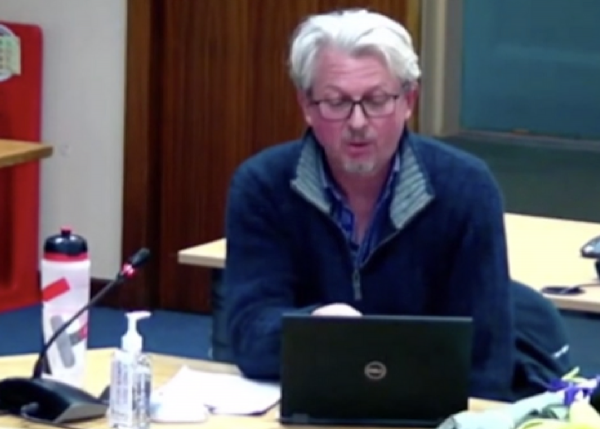 狗狗能有什麼壞心思？為了減少碳排放，英國議員呼籲改養小型犬