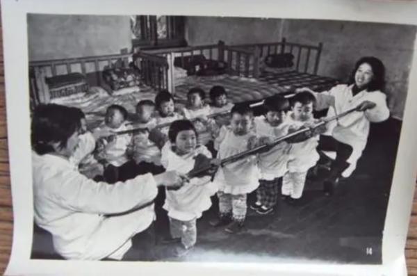 她28歲就守寡，一生未再嫁，收養800多個孤兒，兒子成國務院總理